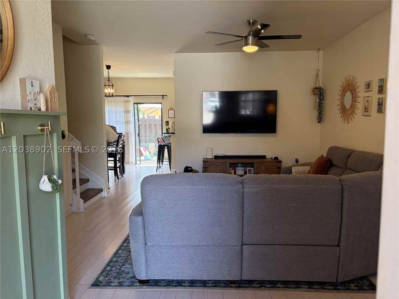 370 Ne 37th Pl - Photo 4 of 27