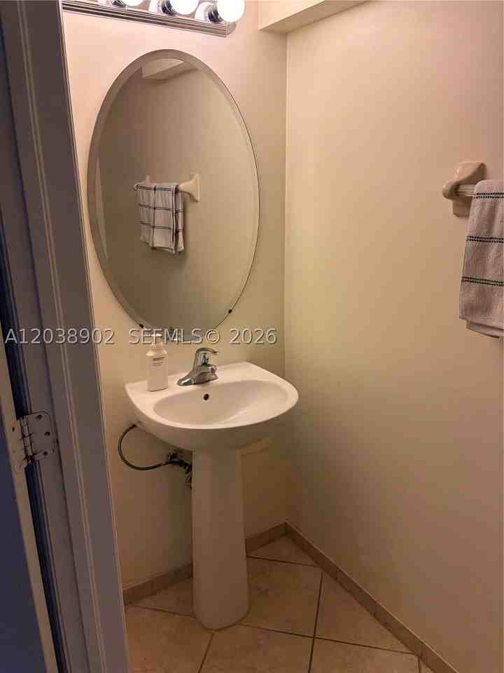 370 Ne 37th Pl - Photo 6 of 27