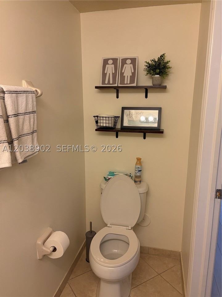 370 Ne 37th Pl - Photo 7 of 27