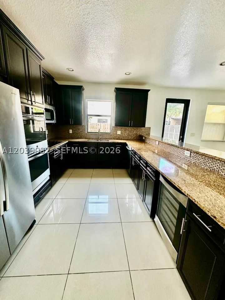 9825 Nw 86th Ter - Photo 5 of 13