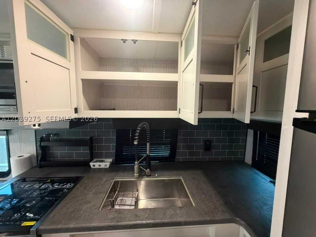 385 Nw 16th St #0 - Photo 5 of 19