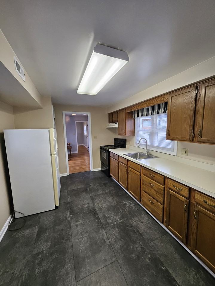 208 E Main St #1 - Photo 5 of 30