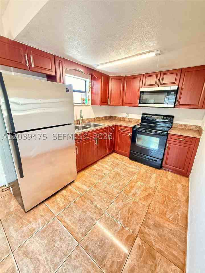 204 Nw 28th Ave - Photo 3 of 11
