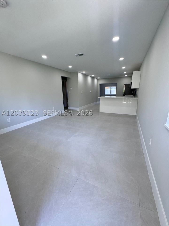 850 Nw 109th St #852 - Photo 3 of 15
