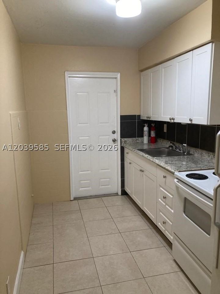 704 Se 21st St #4 - Photo 3 of 10