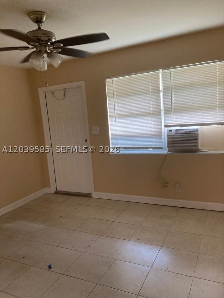 704 Se 21st St #4 - Photo 4 of 10