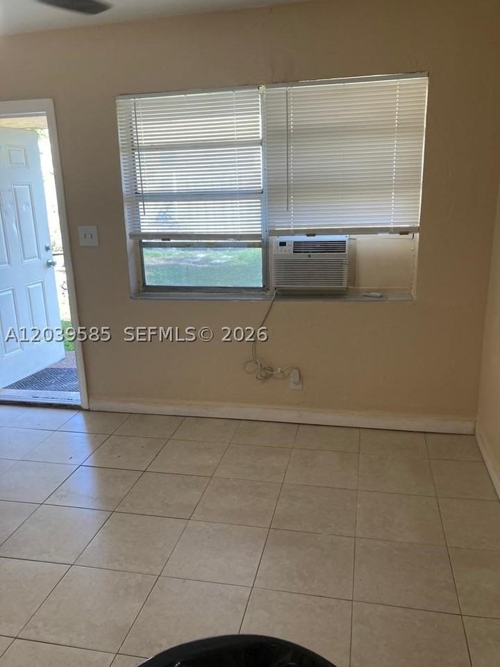 704 Se 21st St #4 - Photo 5 of 10