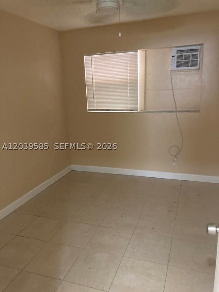 704 Se 21st St #4 - Photo 6 of 10