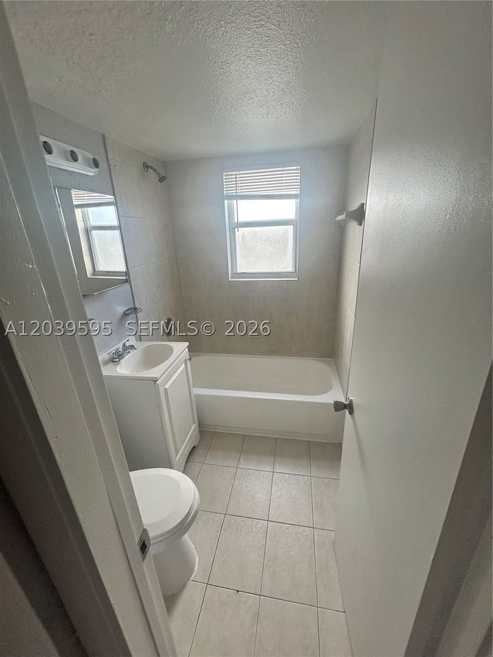 161 Nw 15th St #3 - Photo 7 of 23
