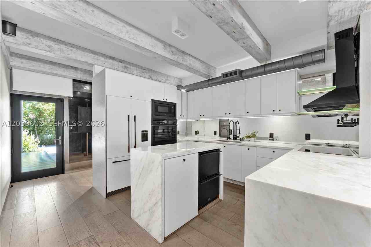 6011 N Bayshore Dr #8D - Photo 7 of 36