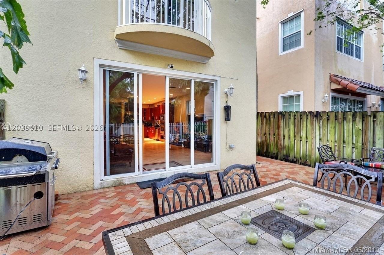 409 Sw 5th St #1 - Photo 7 of 15