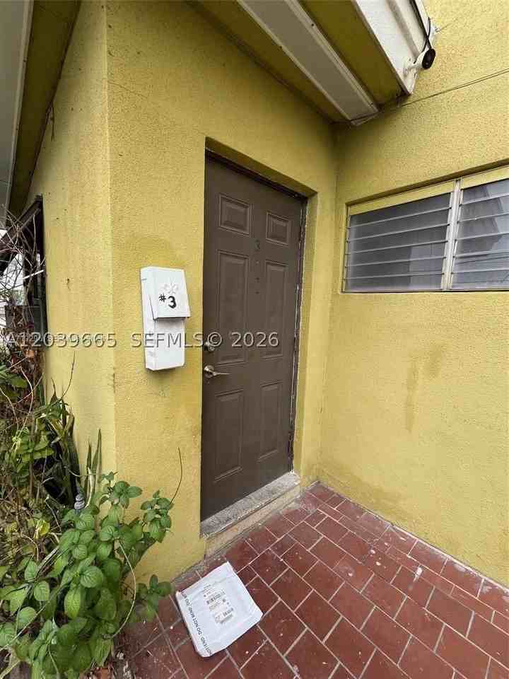 2035 Dewey St #3