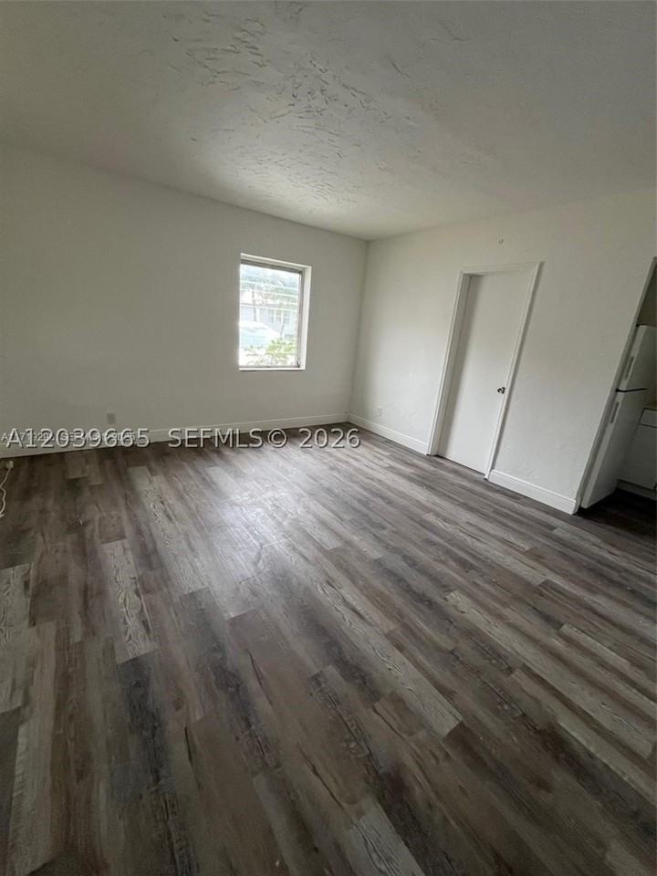 2035 Dewey St #3 - Photo 2 of 6