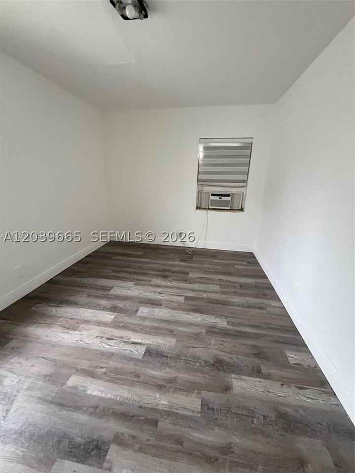 2035 Dewey St #3 - Photo 4 of 6