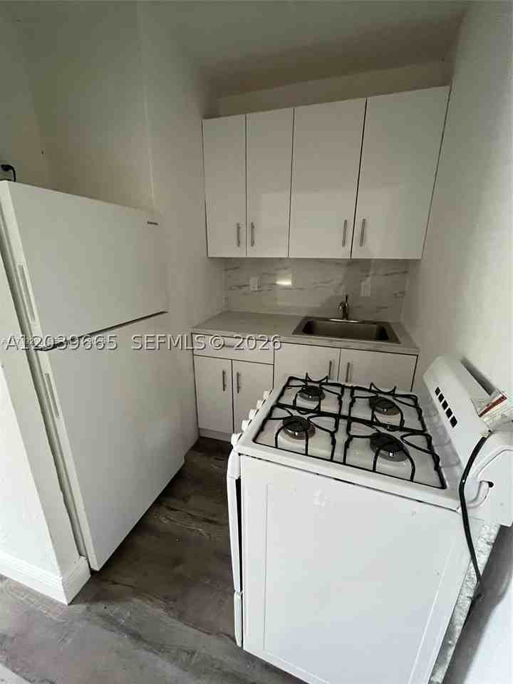 2035 Dewey St #3 - Photo 5 of 6