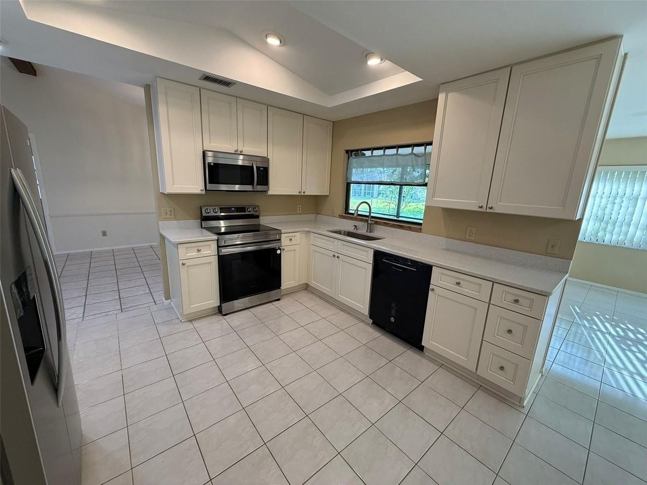 4270 Ascot Dr - Photo 3 of 23