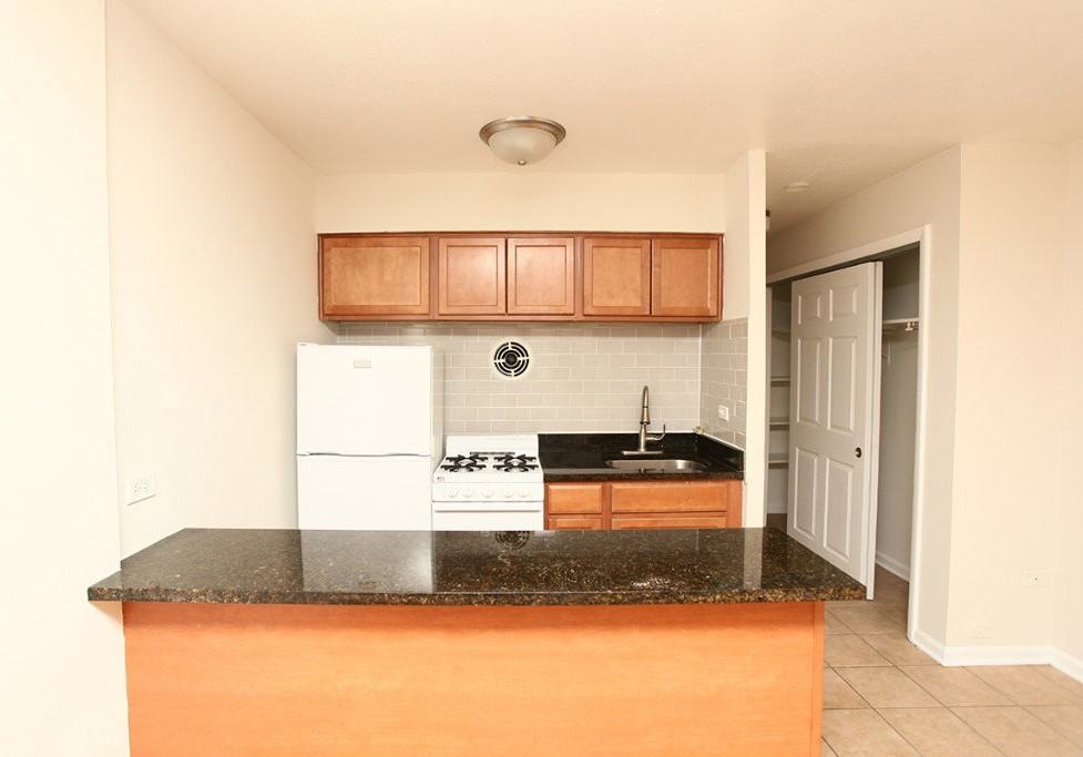 5847 N Winthrop Ave #104 - Photo 4 of 6