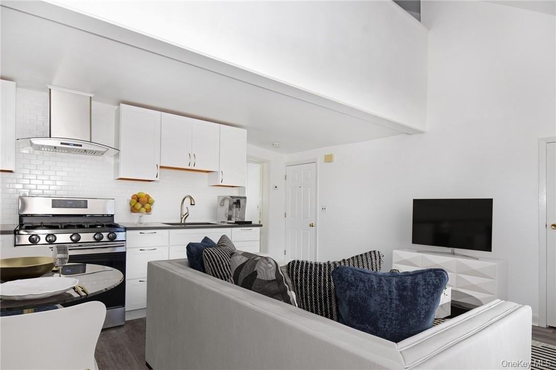 44 Ridge St #2 - Photo 3 of 16