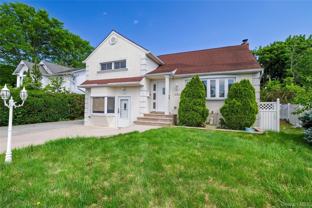 561 Woodbury Rd - Photo 1 of 1