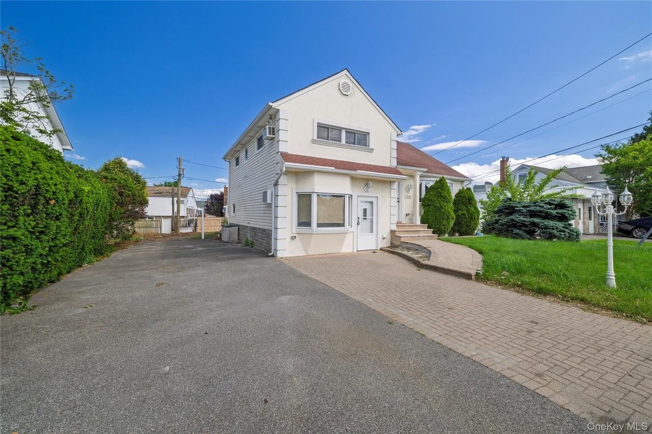 561 Woodbury Rd - Photo 2 of 20
