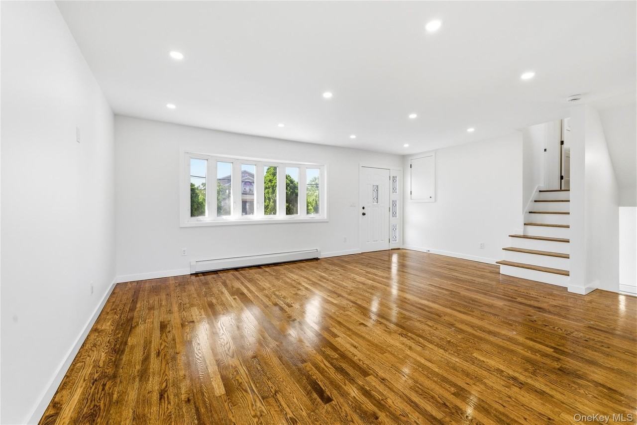 561 Woodbury Rd - Photo 4 of 20
