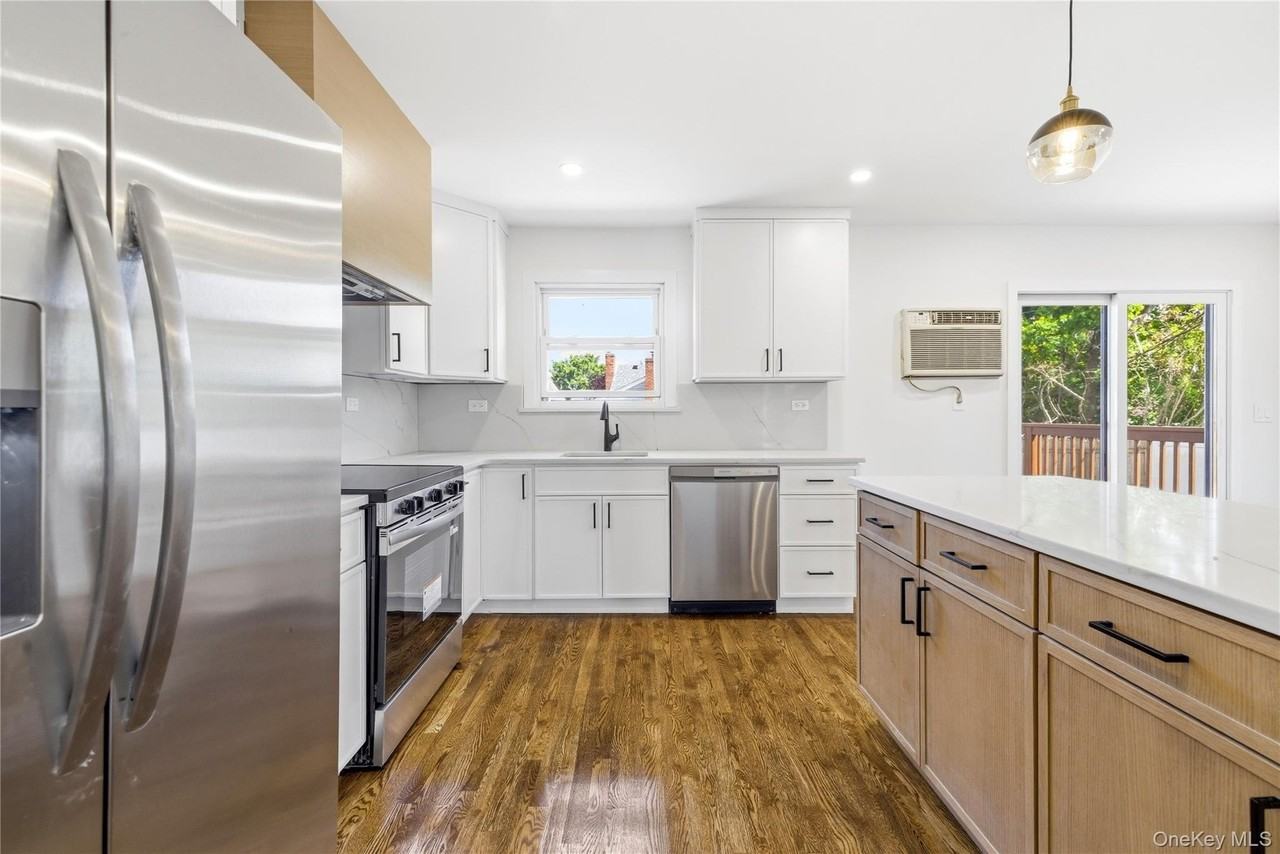561 Woodbury Rd - Photo 5 of 20