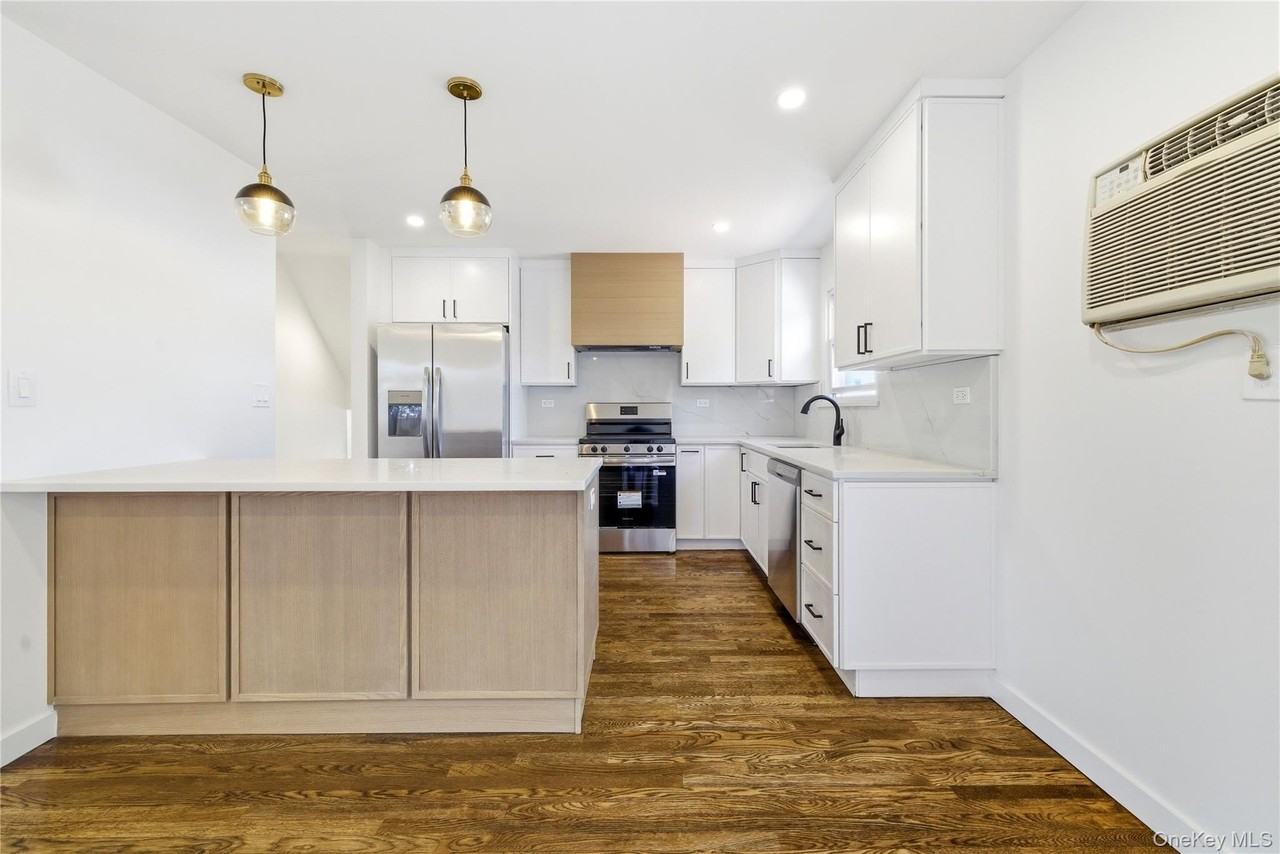 561 Woodbury Rd - Photo 6 of 20
