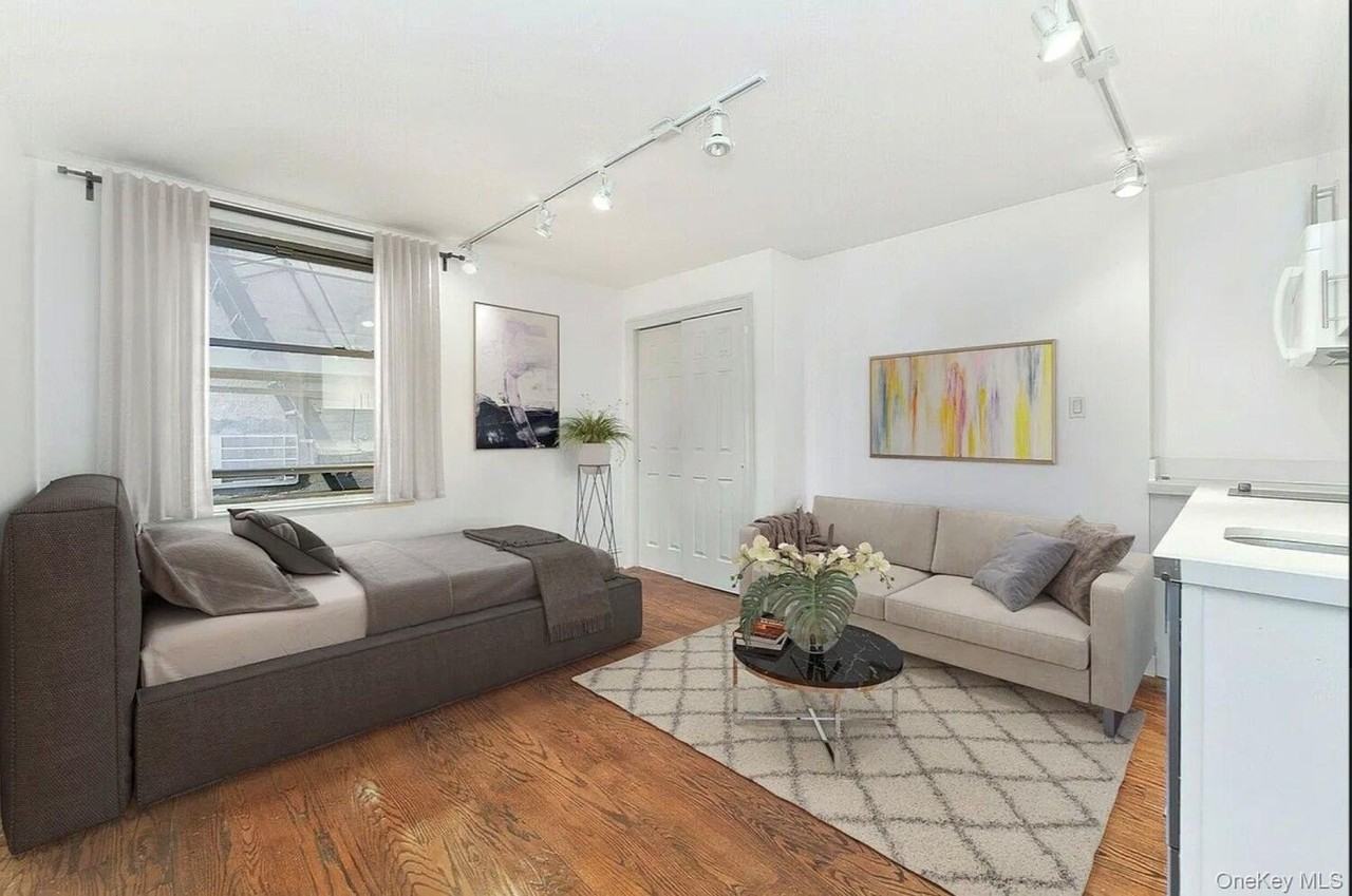 224 W 13th St #2R