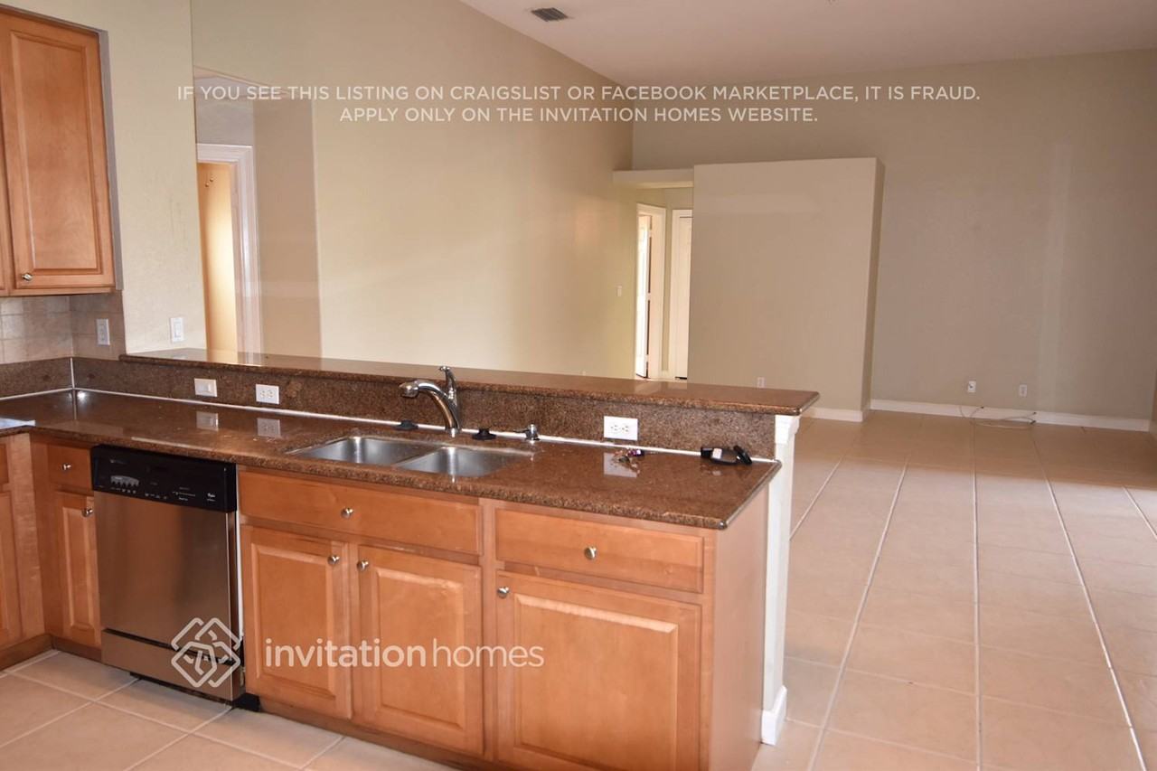6469 Bay Island Ct - Photo 3 of 8