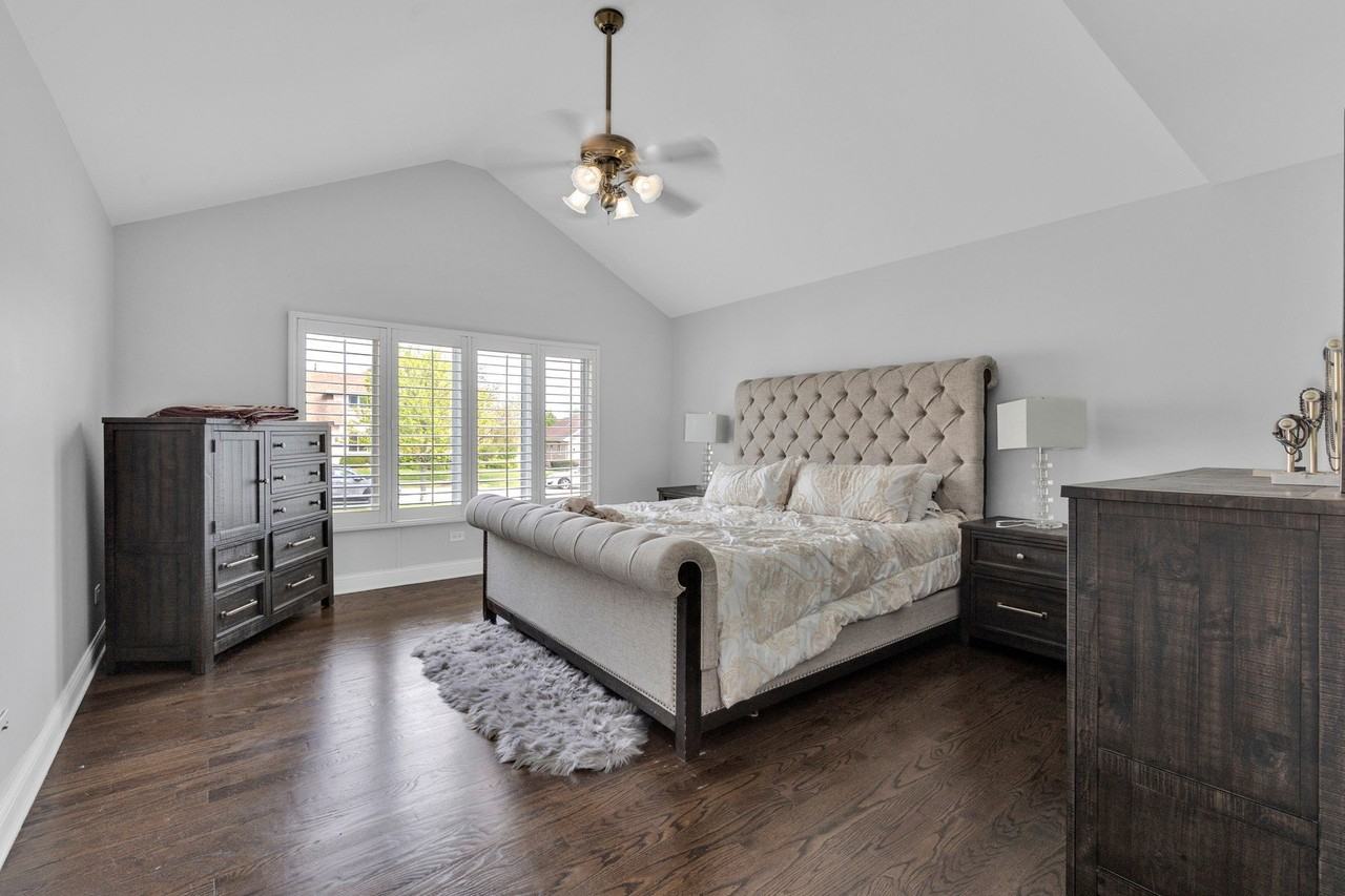 18044 Esther Dr - Photo 4 of 32