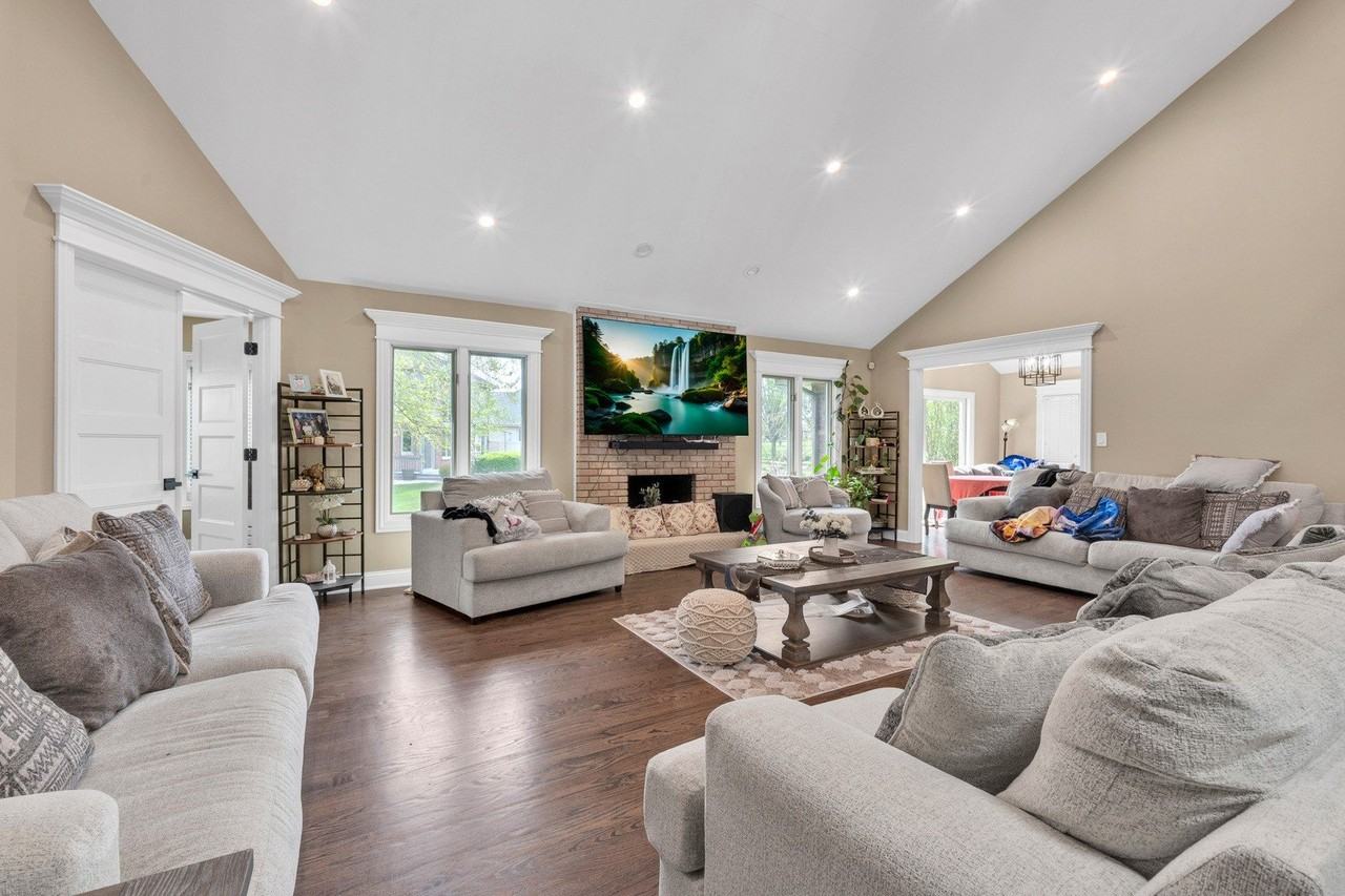 18044 Esther Dr - Photo 7 of 32