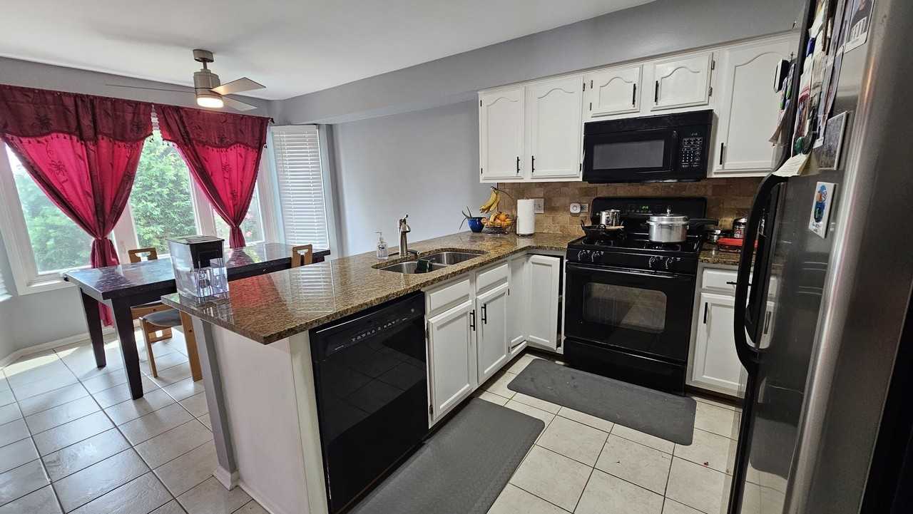 121 Hampton Ave - Photo 7 of 31