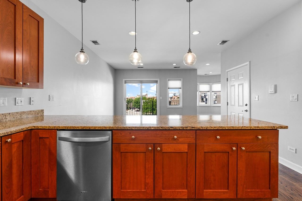 529 N Racine Ave #4 - Photo 3 of 22