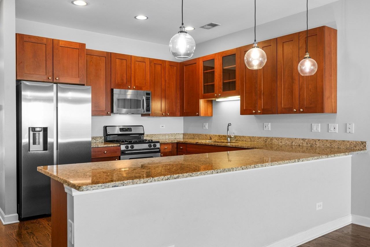 529 N Racine Ave #4 - Photo 5 of 22