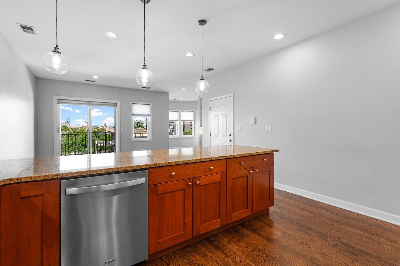 529 N Racine Ave #4 - Photo 6 of 22