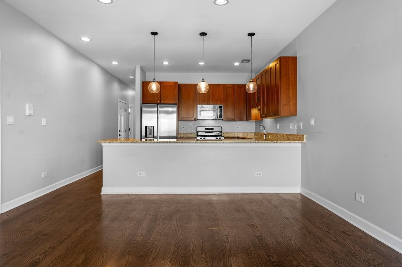 529 N Racine Ave #4 - Photo 7 of 22