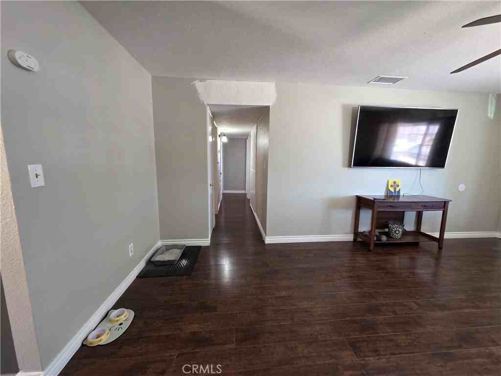 25595 Cheryle St - Photo 3 of 9