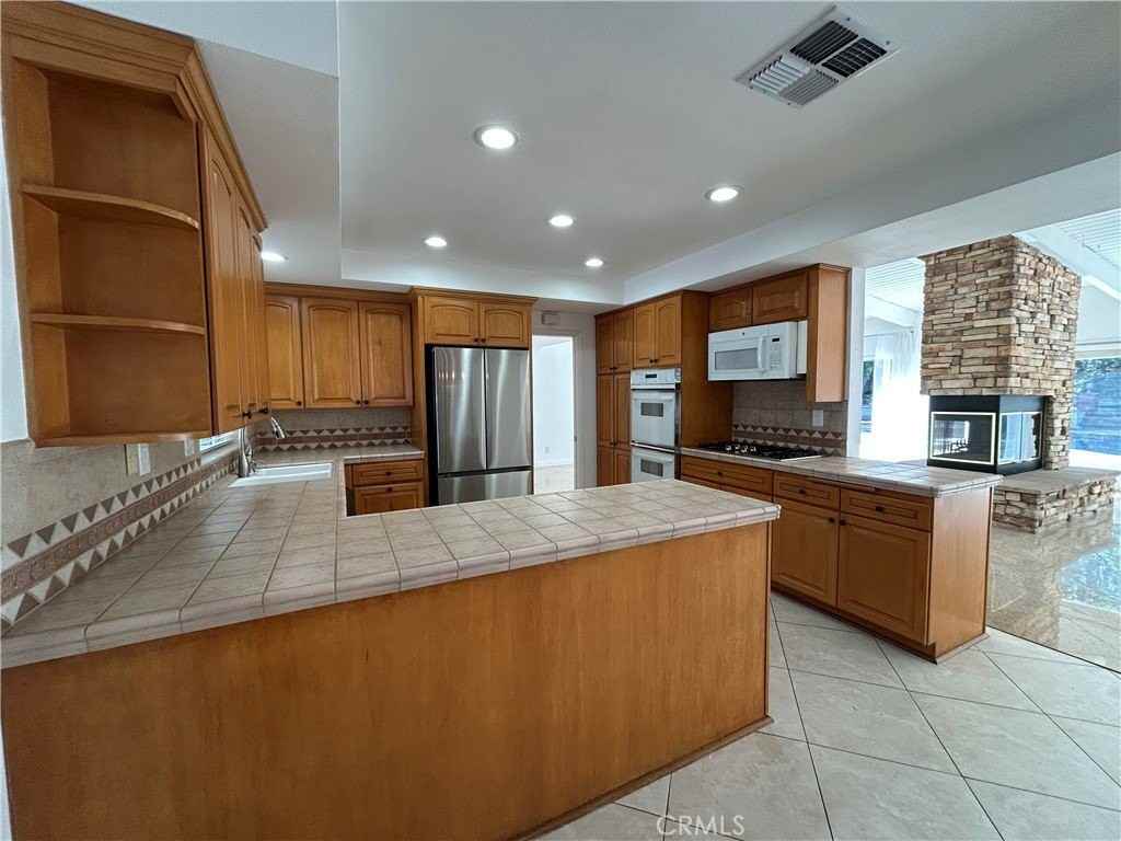 24010 Hatteras St - Photo 5 of 31