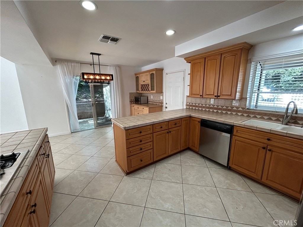 24010 Hatteras St - Photo 7 of 31