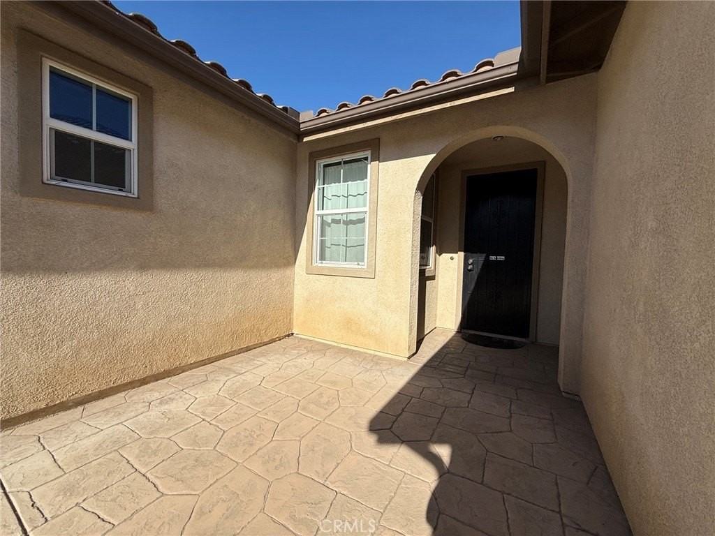27949 Breakwater Ct - Photo 2 of 29