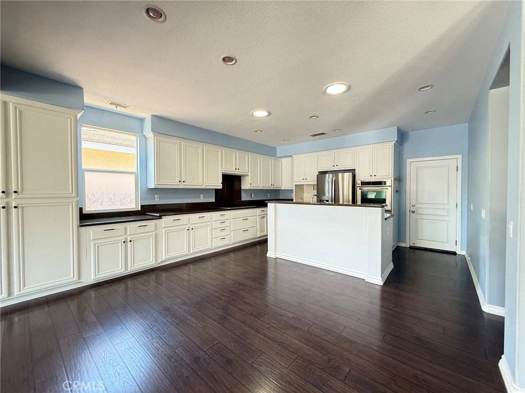 27949 Breakwater Ct - Photo 6 of 29