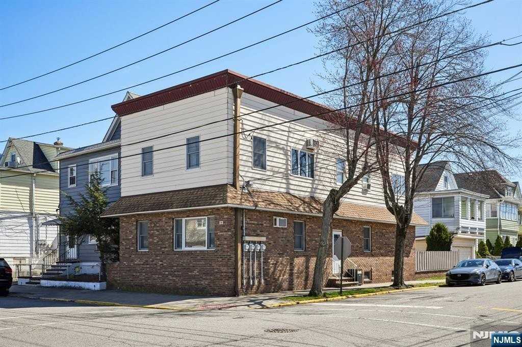 98 Lester St - Photo 3 of 20