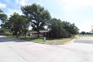 600 Livingston Dr - Photo 1 of 1
