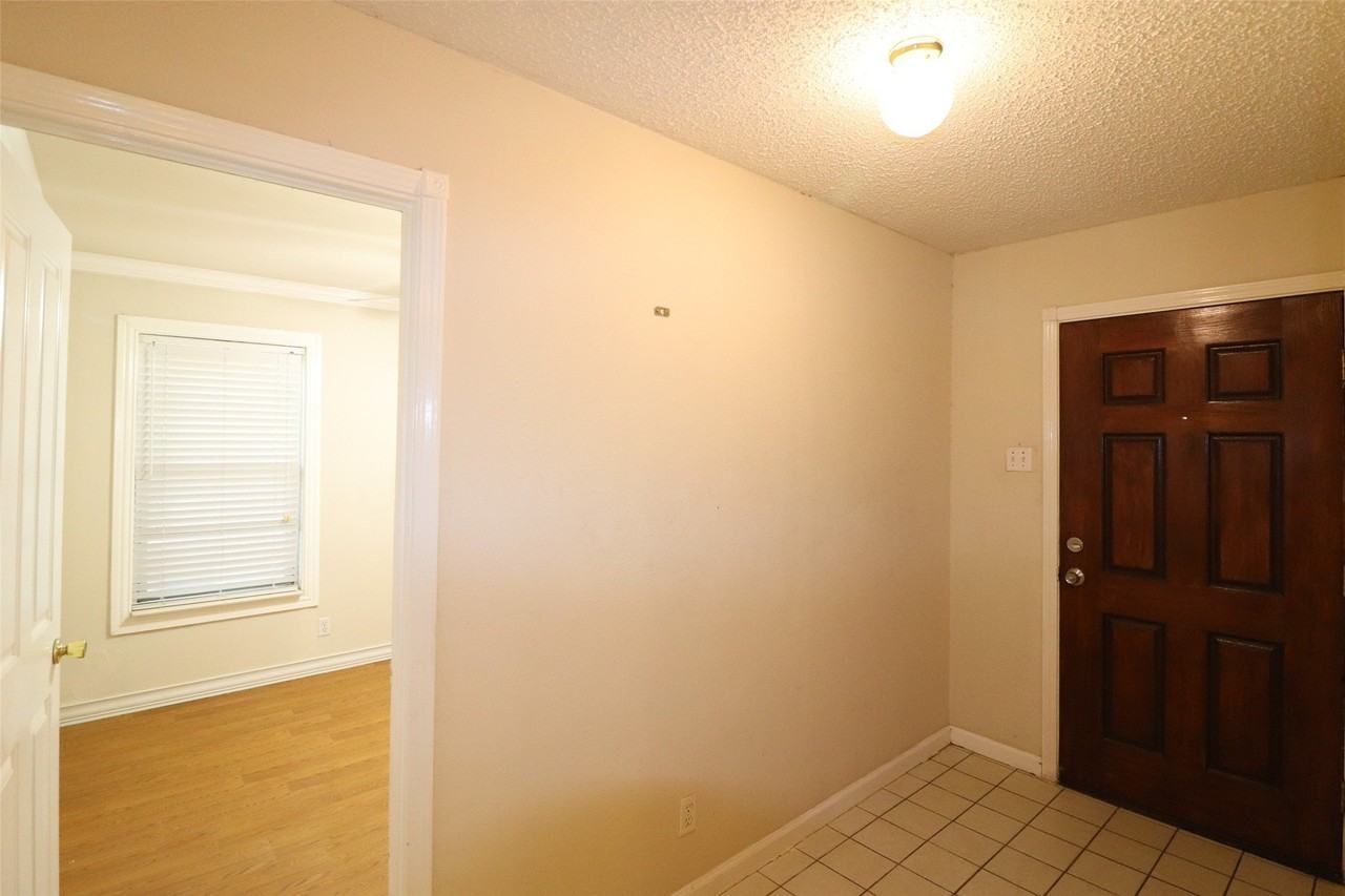 600 Livingston Dr - Photo 3 of 24