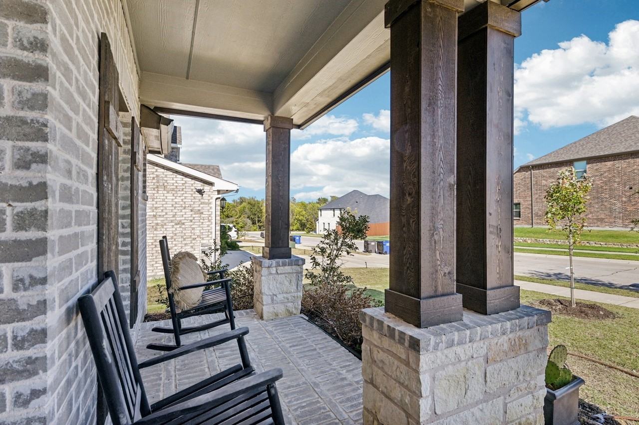 312 Scenic Point Dr - Photo 3 of 36