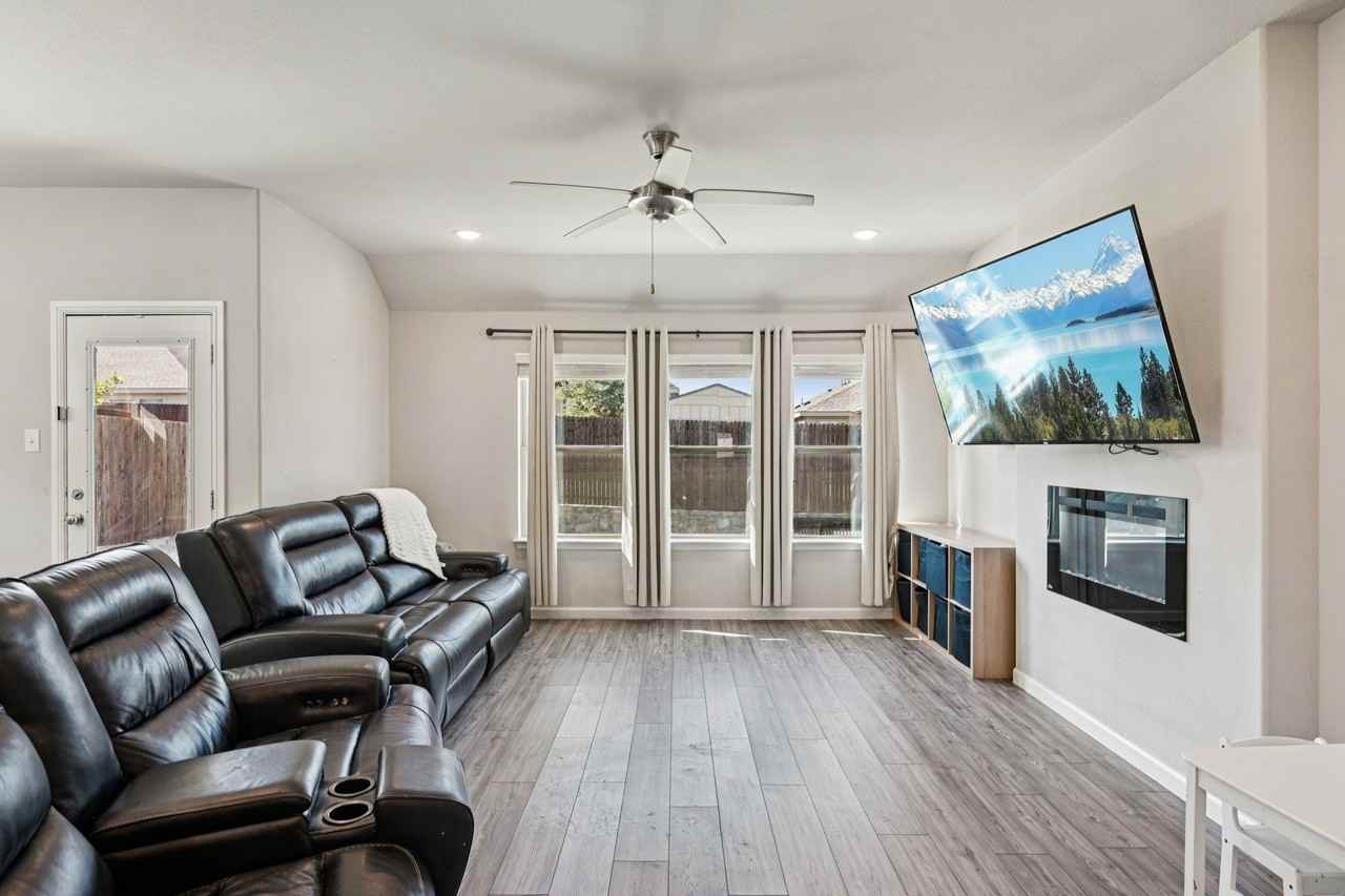 312 Scenic Point Dr - Photo 5 of 36