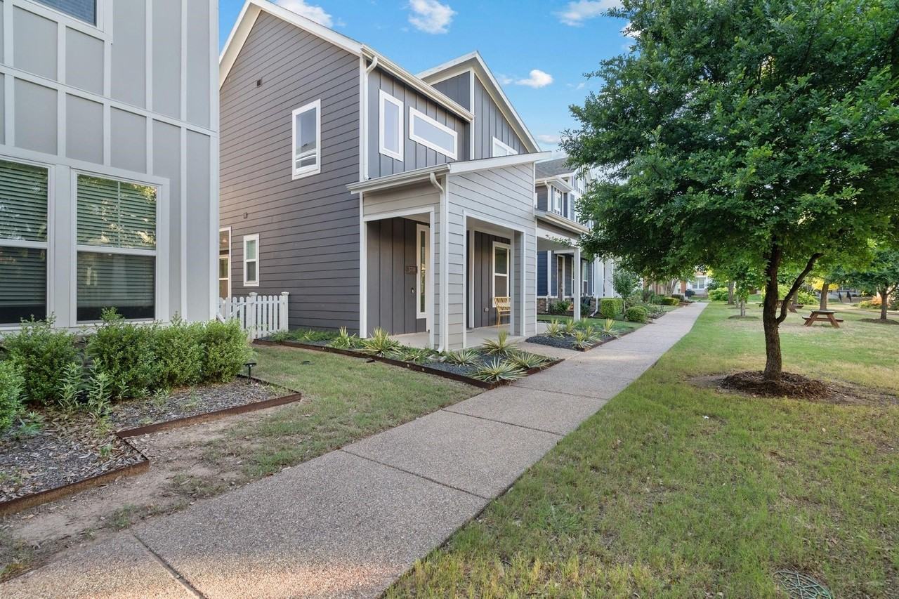 3710 Prague Mews - Photo 2 of 32