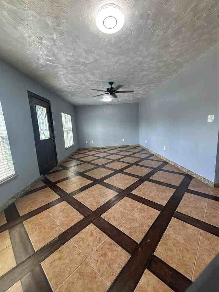 2218 Rockefeller Blvd - Photo 2 of 11