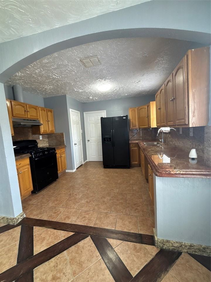 2218 Rockefeller Blvd - Photo 3 of 11