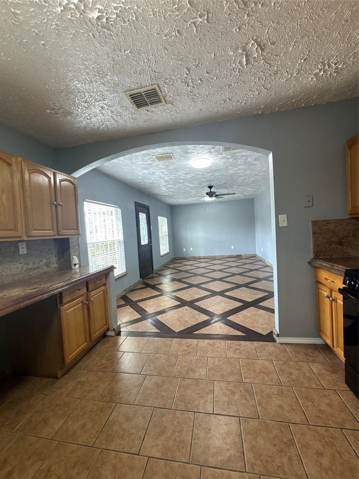 2218 Rockefeller Blvd - Photo 4 of 11